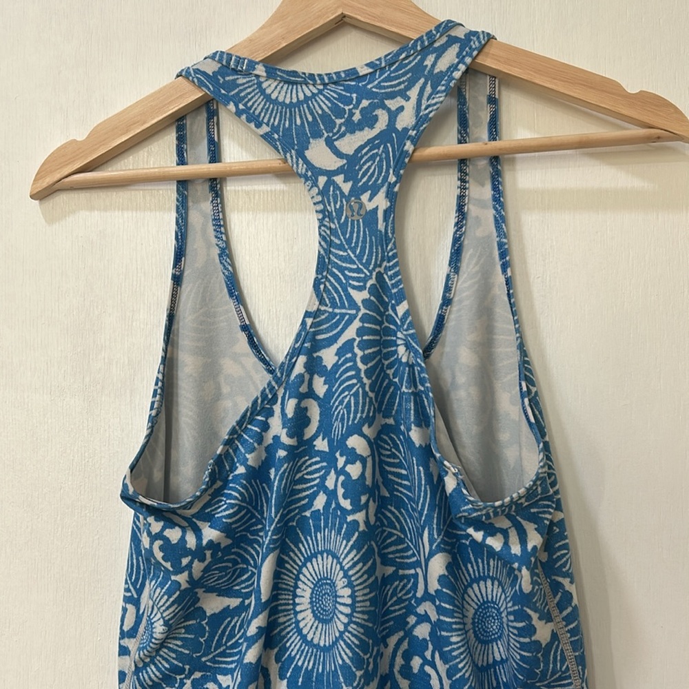 LULEMON WOMENS ACTIVEWEAR TANK TOP BLUE WHITE FLORAL Sz MD o LG - Picture 3 of 10